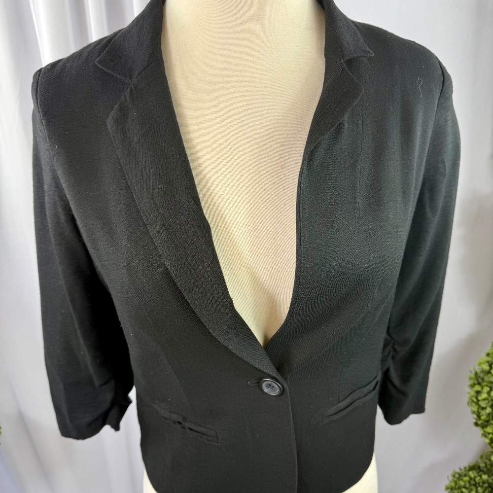 Casual Black Cropped Blazer with 3/4 sleeve with one button